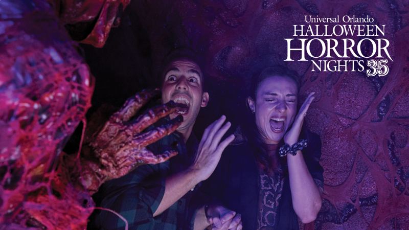 Two guests screaming in a Halloween Horror Nights haunted house